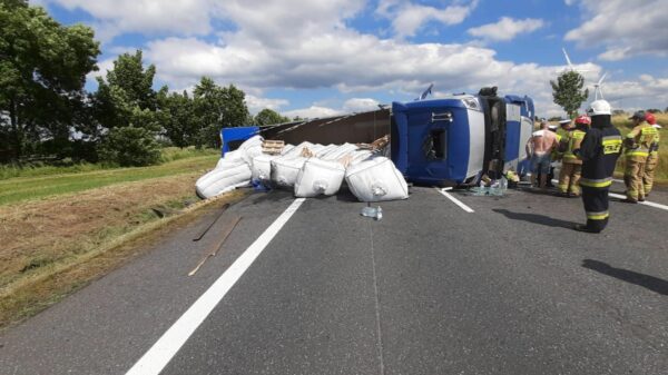 Wypadek ciężarówki na obwodnicy Paczkowa.