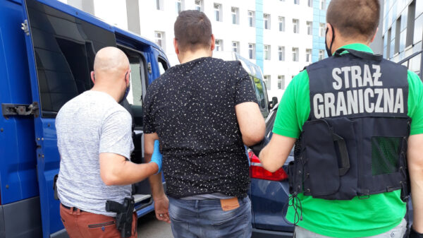 Rozbito zorganizowaną międzynarodową grupę przestępczą legalizującą cudzoziemcom pobyt na terenie RP