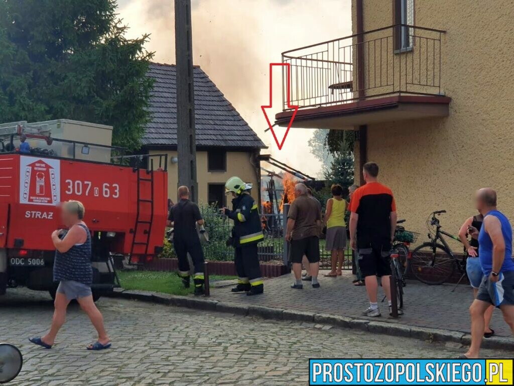 Pożar szopy w Ligocie Turawskiej. Do 74-latki zostało wezwane pogotowie ratunkowe.(Zdjęcia)