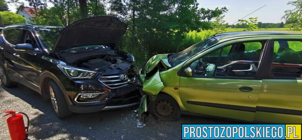 Czołowe zderzenie dwóch aut w Dąbrówce Dolnej.(Zdjęcia)