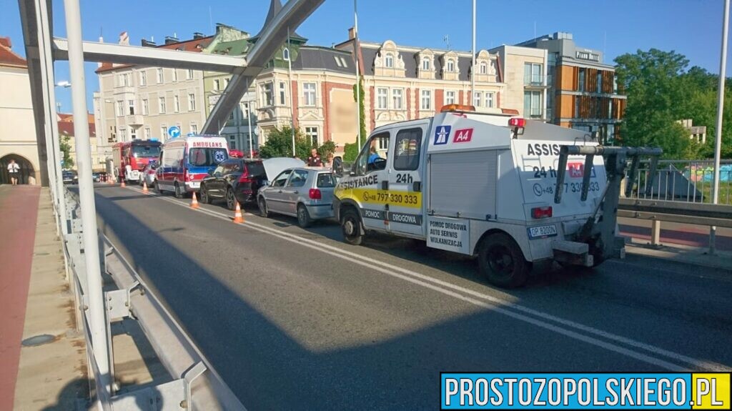 Zderzenie trzech aut na moście Piastowskim w Opolu. Sprawca uciekł.(Zdjęcia)