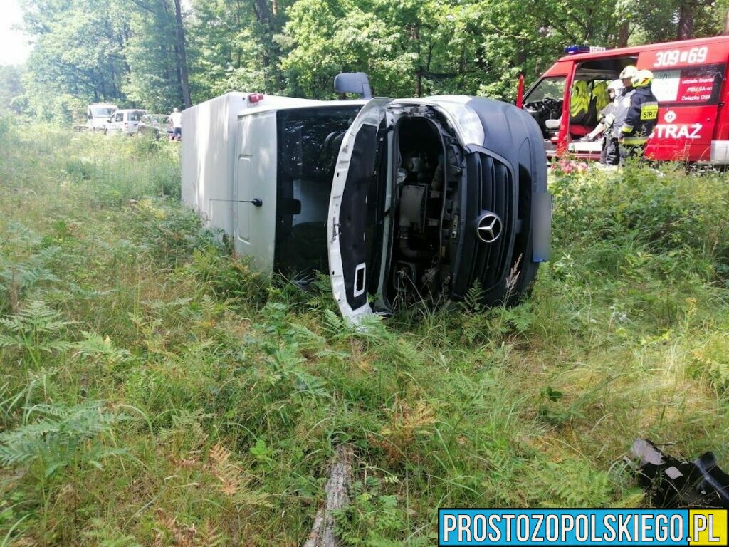 Wypadek busa w Szczedrzyku na głównej drodze. Jedna osoba została poszkodowana(Zdjęcia)