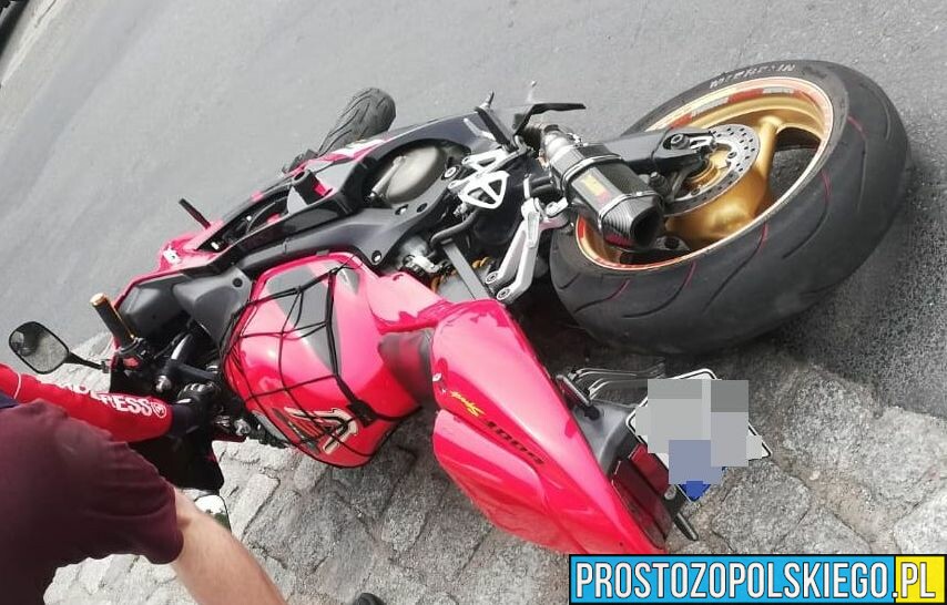 Pościg za motocyklistą zakończył się na upadku na rondzie w Namysłowie.