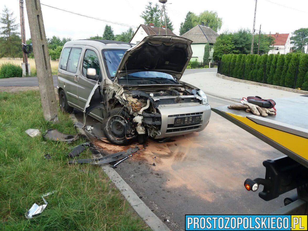 Kierujący citroenem wjechał w słup, odkręcił tablice rejestracyjne i się oddalił. Policja poszukuje właściciela auta.(Zdjęcia)