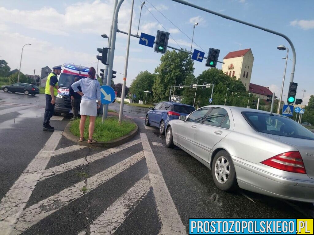 Zderzenie dwóch aut na skrzyżowaniu ulic Partyzancka a Wrocławska w Opolu.(Zdjęcia)