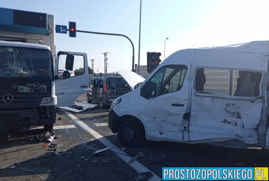 Wypadek na obwodnicy Dobrodzienia. Zderzenie ciężarówki z dwoma busami .(Zdjęcia)