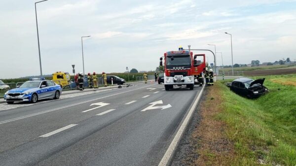 Zderzenie busa ze skodą w miejscowości Jełowa na dk45.(Zdjęcia)