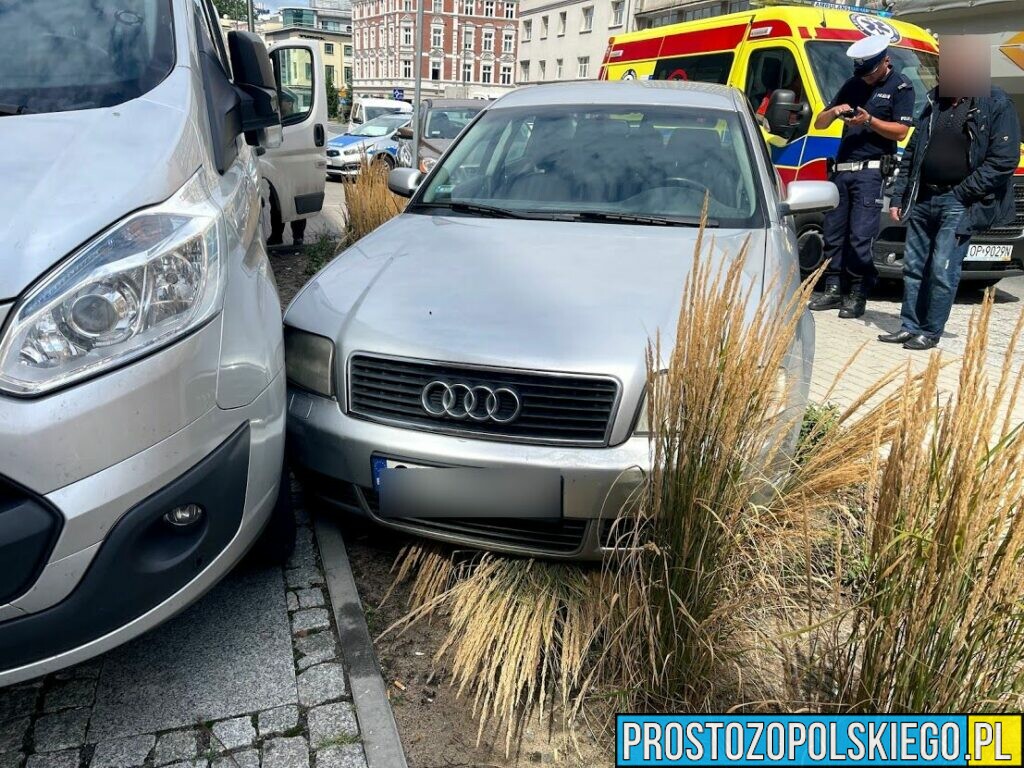 47-latek kierujący audi dostał ataku padaczki i wjechał w zaparkowanego busa w Opolu.