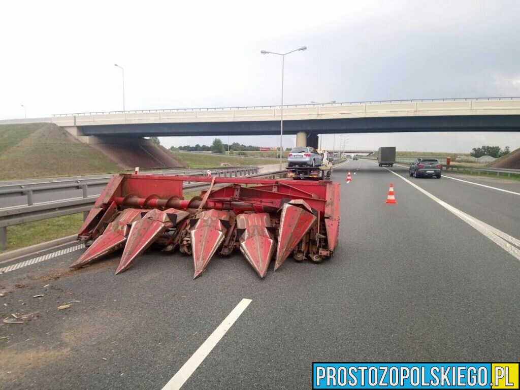 Przystawka do kukurydzy spadł z lawety na autostradzie A4.(Zdjęcia)