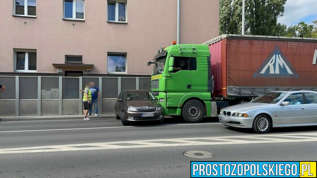 Zderzenie osobówki z ciężarówką w Opolu.(Zdjęcia)