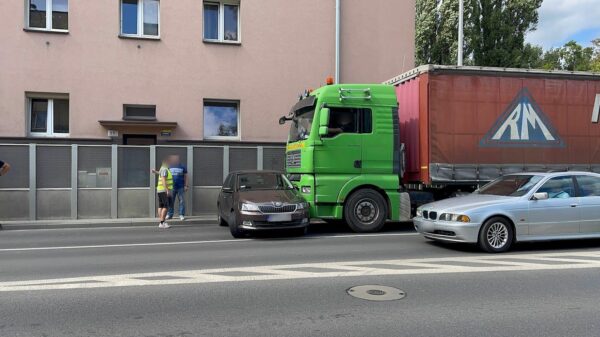 Zderzenie osobówki z ciężarówką w Opolu.(Zdjęcia)