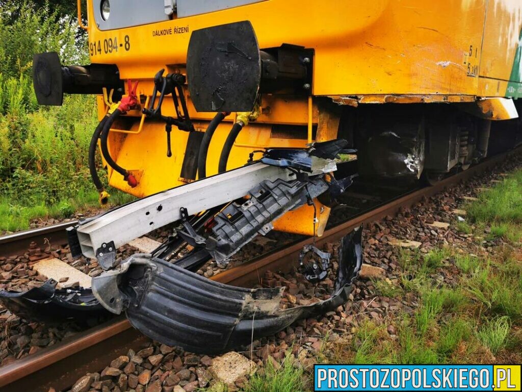 43-latek wjechał autem pod szynobus na nieszczerzonym przejeździe kolejowym w Charbielinie.