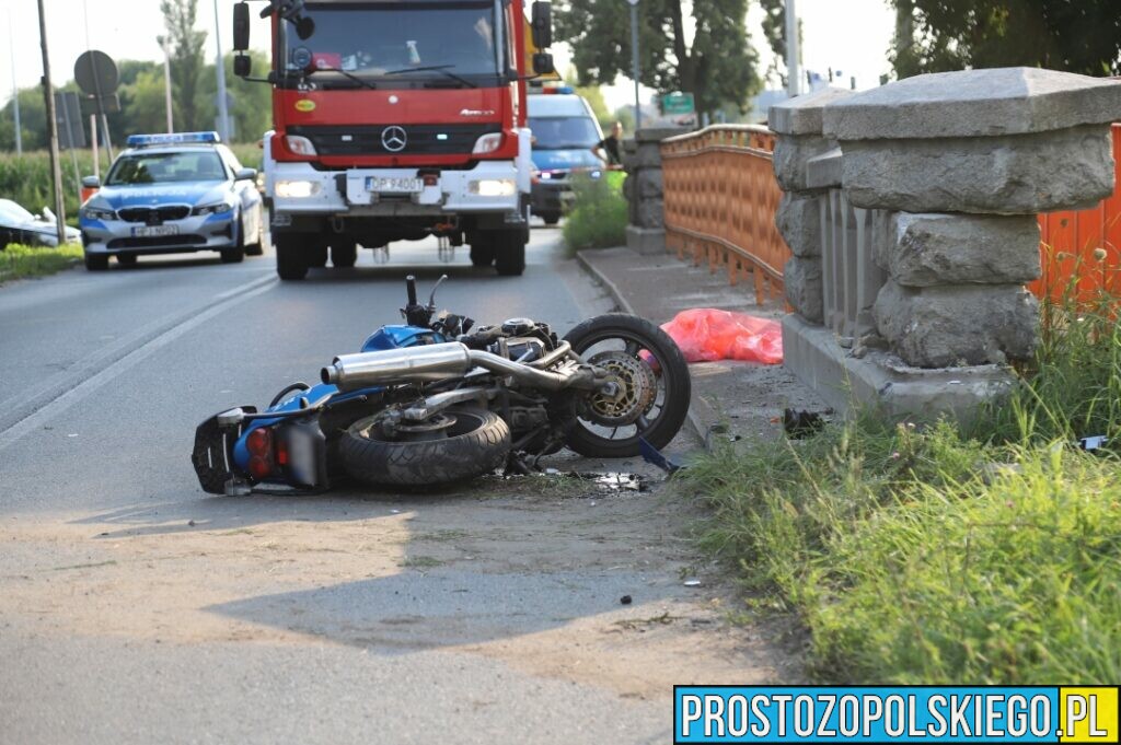 Kierujący motorem z dużą siłą uderzył w mur mostu w miejscowości Kępa koło Opola.(Wideo)
