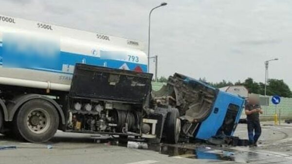 Zderzenie dwóch ciężarówek na obwodnicy Dobrodzienia, na DK 46. Kabina jednej z ciężarówek został całkowicie roztrzaskana. Jedna osoba poszkodowana.