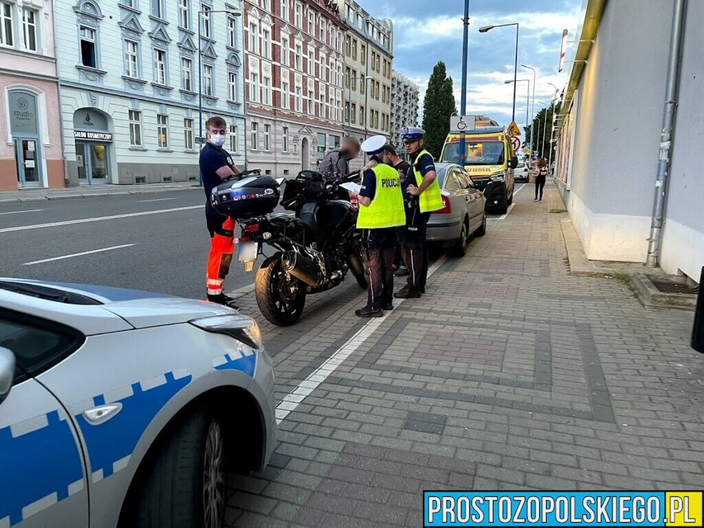 Zderzanie mazdy z motocyklistą na ul. Ozimskiej w Opolu. Kierujący motocyklem został zabrany do szpitala.(Zdjęcia)
