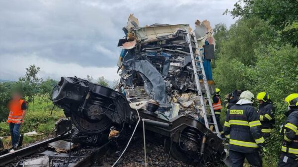 Zderzenie dwóch pociągów w Czechach. Dwie osoby nie żyją a 40 jest rannych. (Zdjęcia)