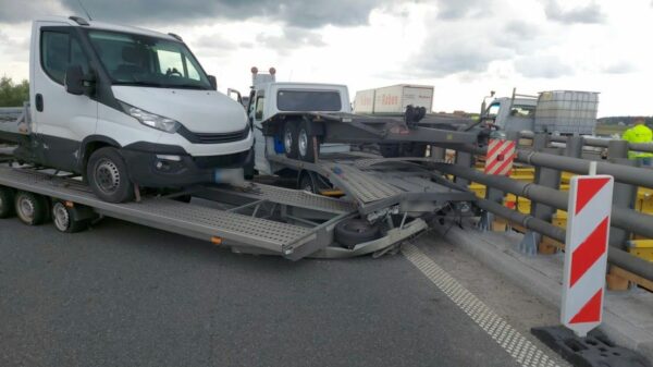 Wypadek autolawety na moście na autostradzie A4.(Zdjęcia)