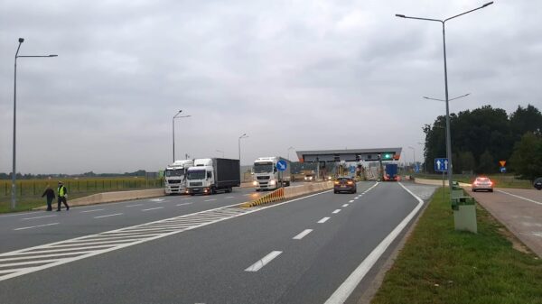 58-latek mający blisko 2 promile na parkingu przy autostradzie uderzył w inny samochód. Grozi mu do 2 lat więzienia.