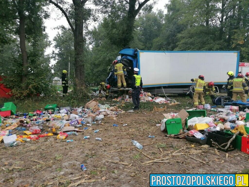 Śmiertelny wypadek w Ujeździe w powiecie strzeleckim. Kierowca ciężarówki zginął na miejscu.