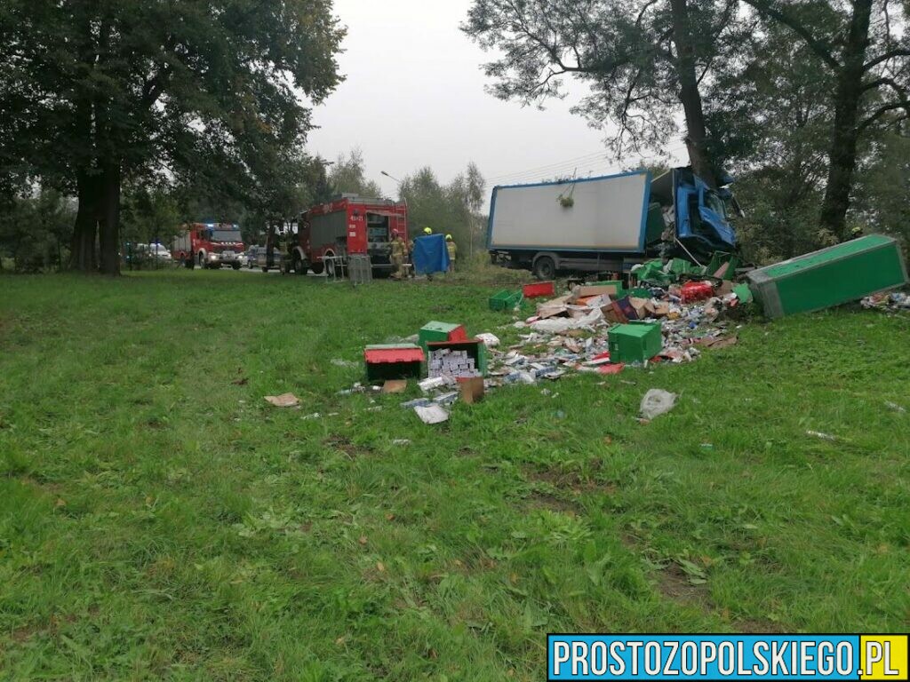 Śmiertelny wypadek w Ujeździe w powiecie strzeleckim. Kierowca ciężarówki zginął na miejscu.