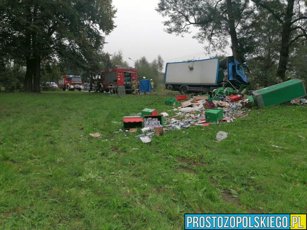 Śmiertelny wypadek w Ujeździe w powiecie strzeleckim. Kierowca ciężarówki zginął na miejscu.