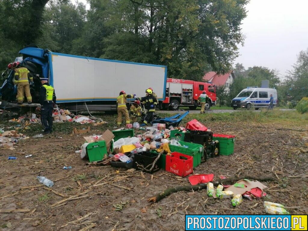 Śmiertelny wypadek w Ujeździe w powiecie strzeleckim. Kierowca ciężarówki zginął na miejscu.