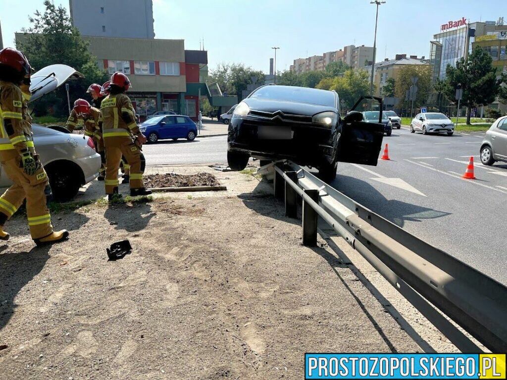 Zderzenie dwóch aut na opolskim rondzie. Jedna osoba została poszkodowana.(Zdjęcia)