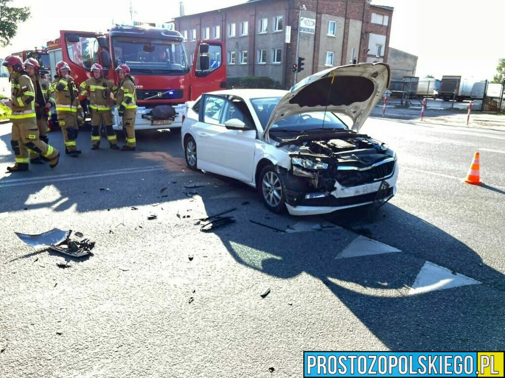 Zderzenie dwóch aut na skrzyżowaniu Niemodlińska-Dambonia w Opolu.(Zdjęcia)