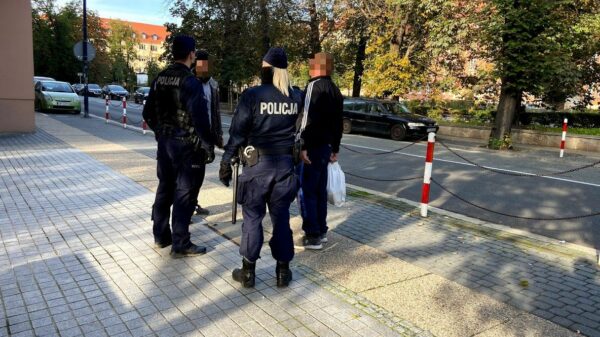 Cudzą kartą płacił za alkohol i papierosy 17 razy i miał w chwili zatrzymania 4 promile. Grozi mu nawet 10 lat więzienia