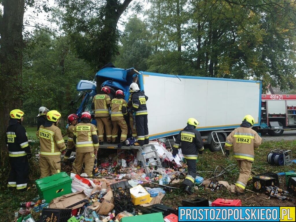 Śmiertelny wypadek w Ujeździe w powiecie strzeleckim. Kierowca ciężarówki zginął na miejscu.