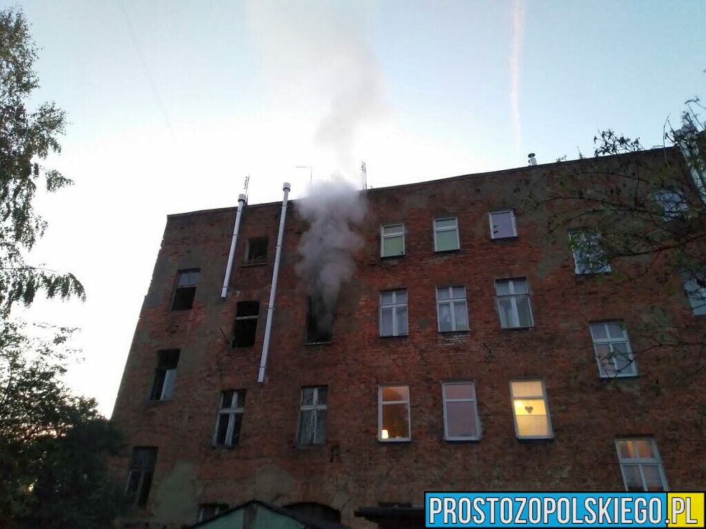Pożar mieszkania w Prudniku. Na miejscu było 9 zastępów straży.(Zdjęcia)