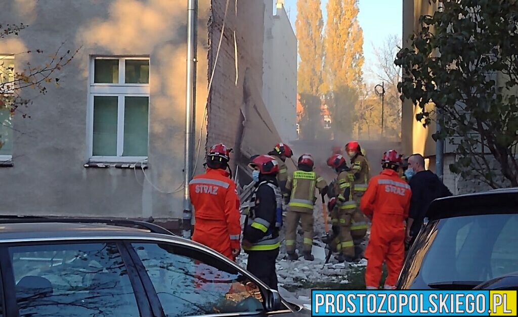 Specjalistyczna grupę poszukiwawczo-ratowniczą z Grodkowa przeszukują gruzowisko po zerwanym ociepleniu z budynku w Brzegu.(Zdjęcia)