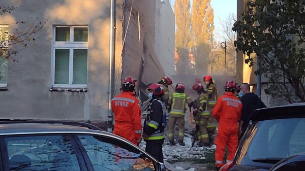 Specjalistyczna grupę poszukiwawczo-ratowniczą z Grodkowa przeszukują gruzowisko po zerwanym ociepleniu z budynku w Brzegu.(Zdjęcia)
