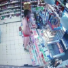 Wszedł do sklepu w negliżu, postraszył kasjerkę, że ją zgwałci.(Zdjęcia&Wideo)