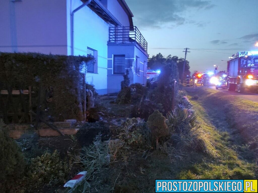Kierujący autem wjechał w dom w miejscowości Nakło. Jedna osoba trafiła do szpitala.(Wideo&Zdjęcia)