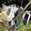 28-latek kierujący ciężarowym MAN-em zasnął za kierownicą, zjechał na pobocze, ściął kilka drzew i wylądował w rowie.