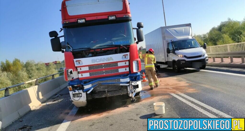 Zderzenie dwóch ciężarówek na obwodnicy Opola na moście nad Odrą.