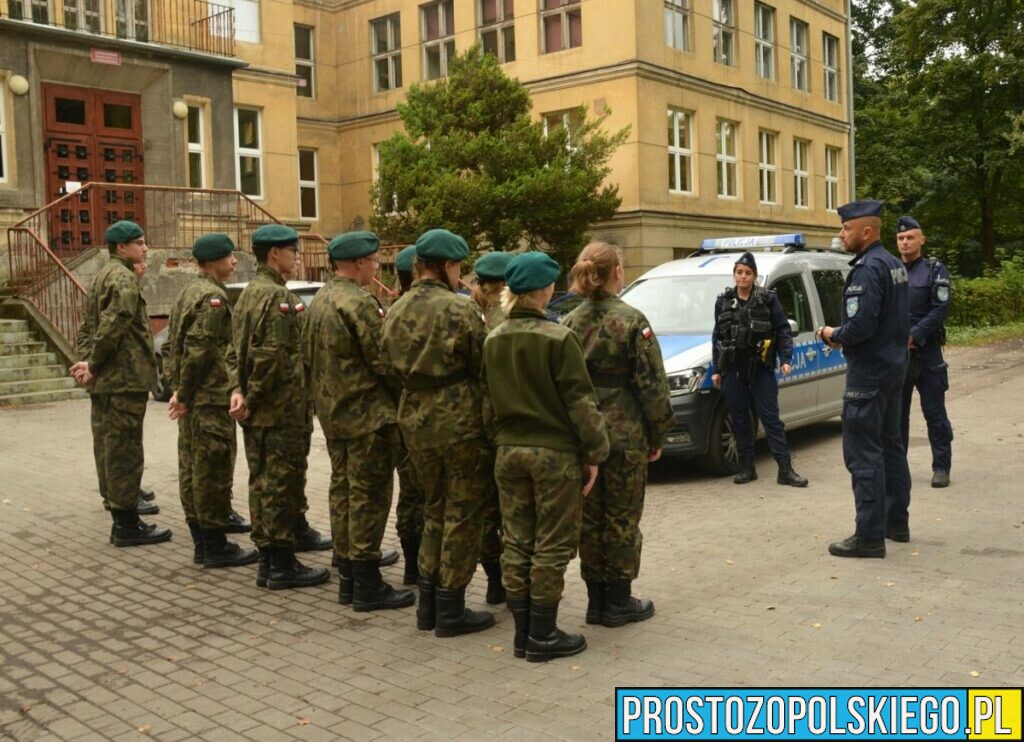 Policjanci z Kędzierzyna-Koźla spotkali się z uczniami klas mundurowych.