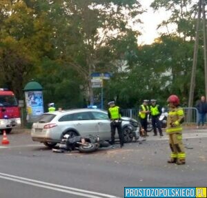 Zderzenie motocyklisty z autem w Kluczborku. LPR zabrał motocyklistę do szpitala.(Zdjęcia)
