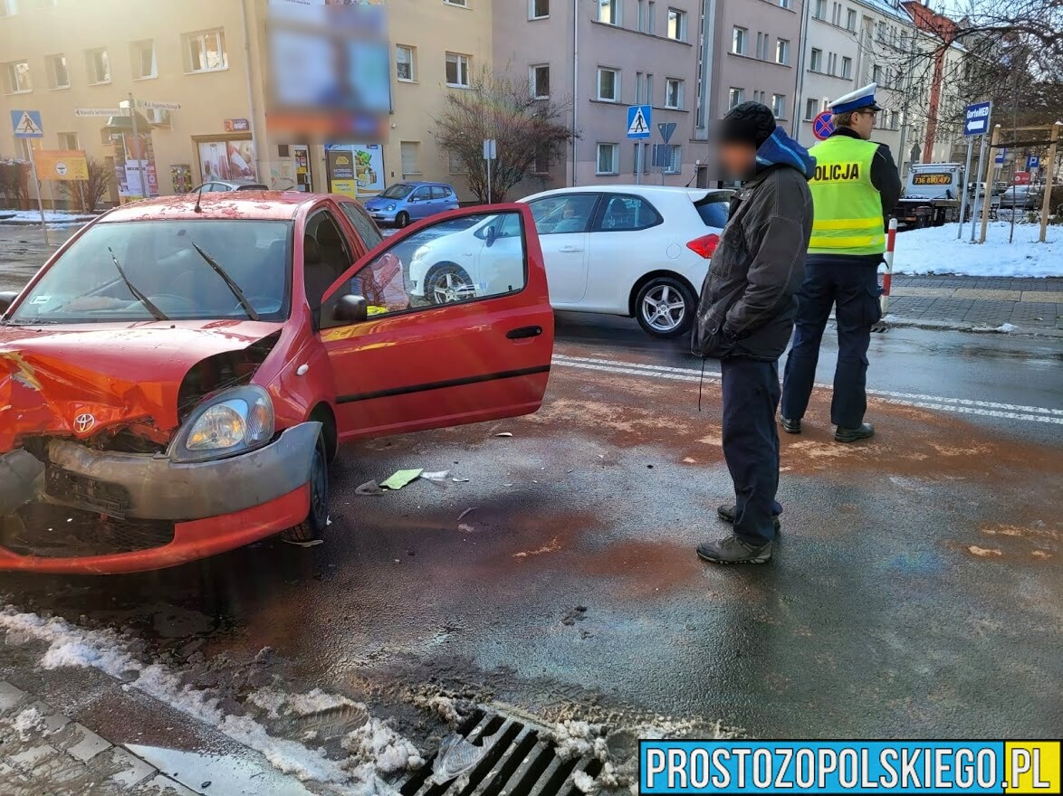 Zderzenie dwóch aut na skrzyżowaniu ulic Katowicka i Kośnego w Opolu.(Zdjęcia)