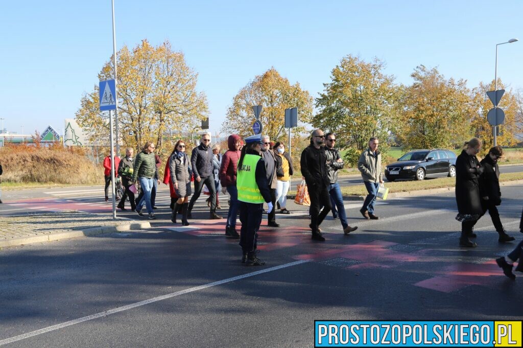 Trwa akcja "ZNICZ". Policjanci kierują ruchem w okolicach cmentarzy.(Zdjęcia)