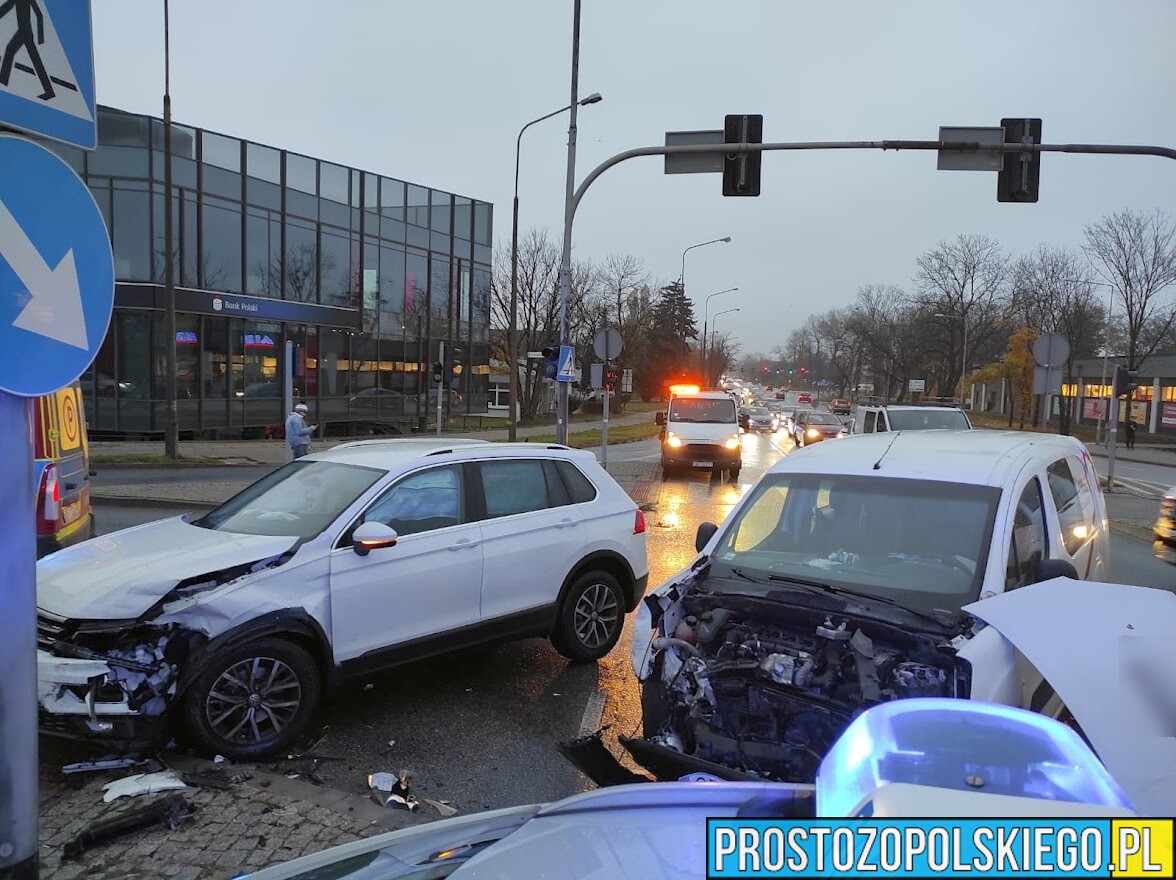 Zderzenie dwóch aut na skrzyżowaniu Ozimska i Horoszkiewicza w Opolu.(Wideo)