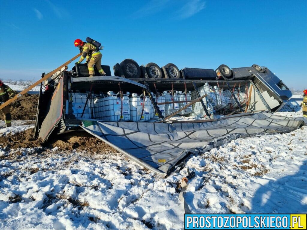 Wypadek ciężarówki z niebezpiecznymi chemikaliami w Skoroszycach.(Zdjęcia)