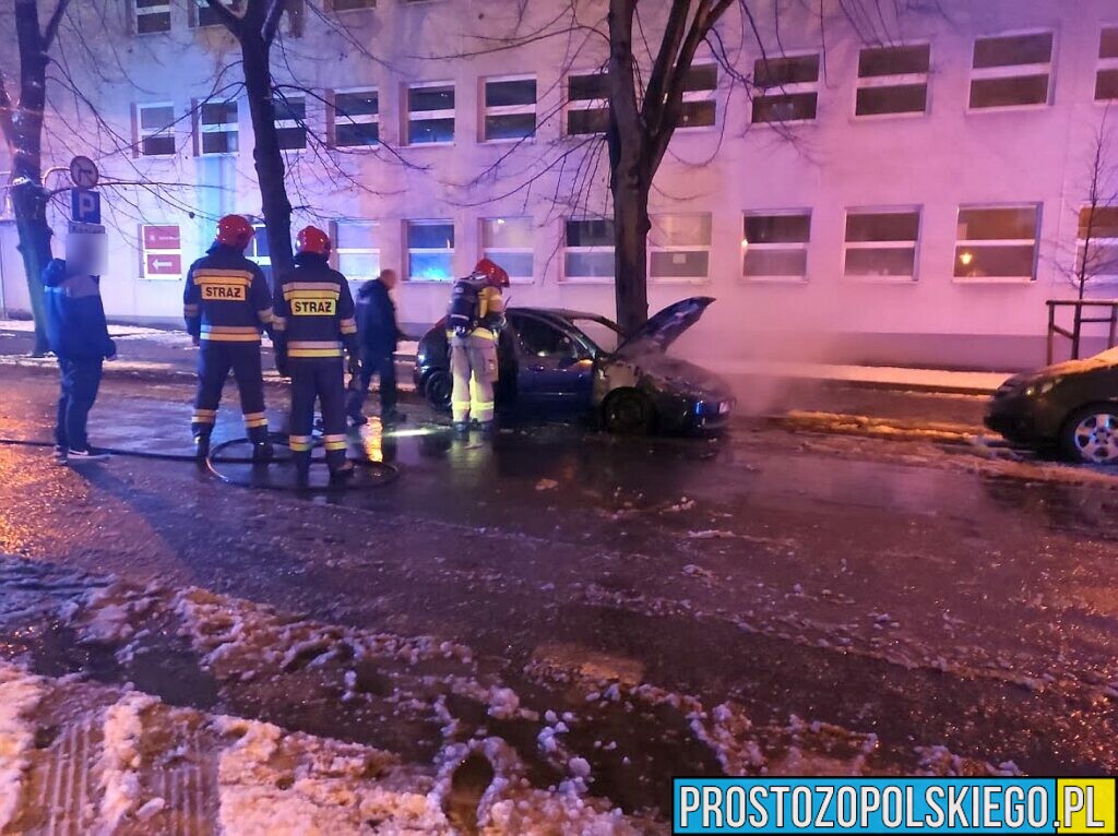 Pożar auta na ul. Adama Mickiewicza w Opolu.(Zdjęcia&Wideo)