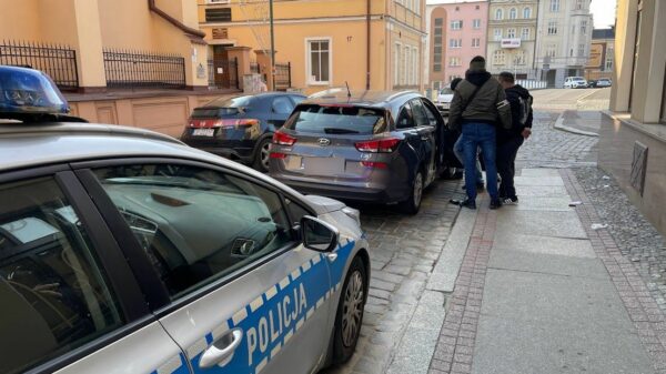 Kryminalni dokonali brawurowego zatrzymania w centrum Opola (Zdjęcia i wideo).