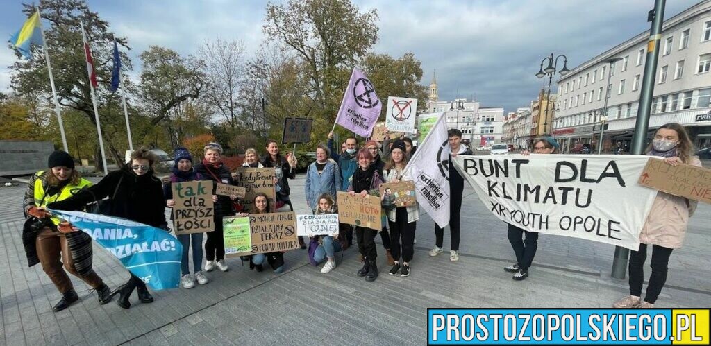 Młodzieżowy Strajk Klimatyczny w Opolu pod hasłem „ RAMIĘ W RAMIĘ ”