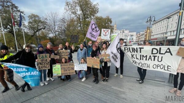 Młodzieżowy Strajk Klimatyczny w Opolu pod hasłem „ RAMIĘ W RAMIĘ ”