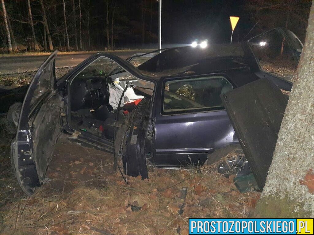 Kierujący volkswagenem golfem z dużą prędkością uderzył w drzewo z auta niewiele zostało.(Zdjęcia)