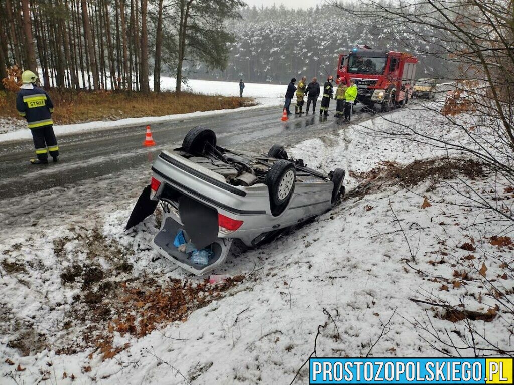 Kierująca bmw straciła panowanie nad pojazdem i dachował w rowie w powiecie namysłowskim.(Zdjęcia)