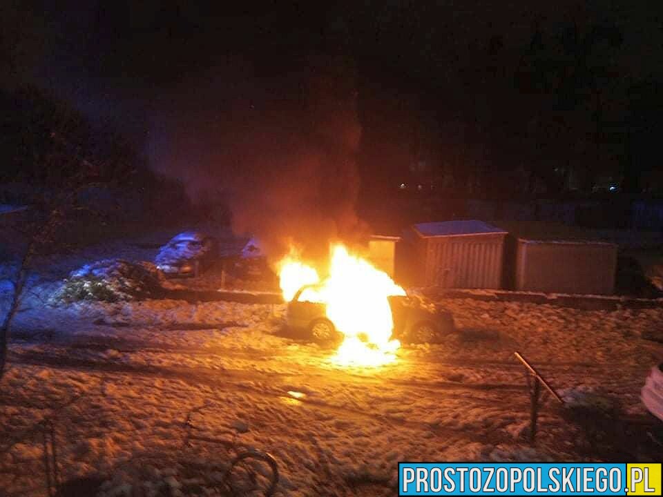 Nieznany sprawca podpalił samochód w Brzegu.(Zdjęcia)